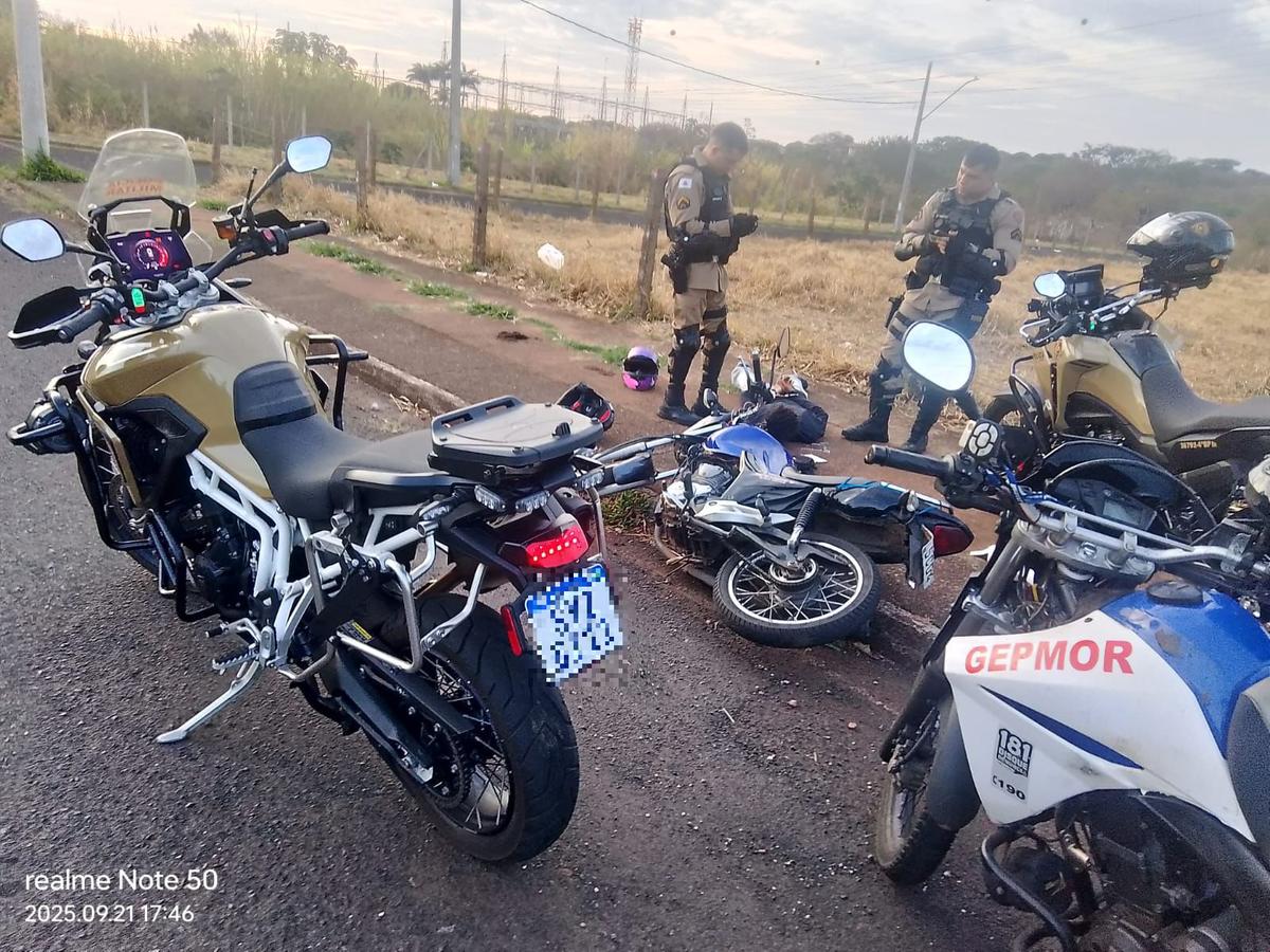 Motocicleta apreendida após perseguição no Parque das Aroeiras; condutor acabou atrás das grades. (Foto/Divulgação)