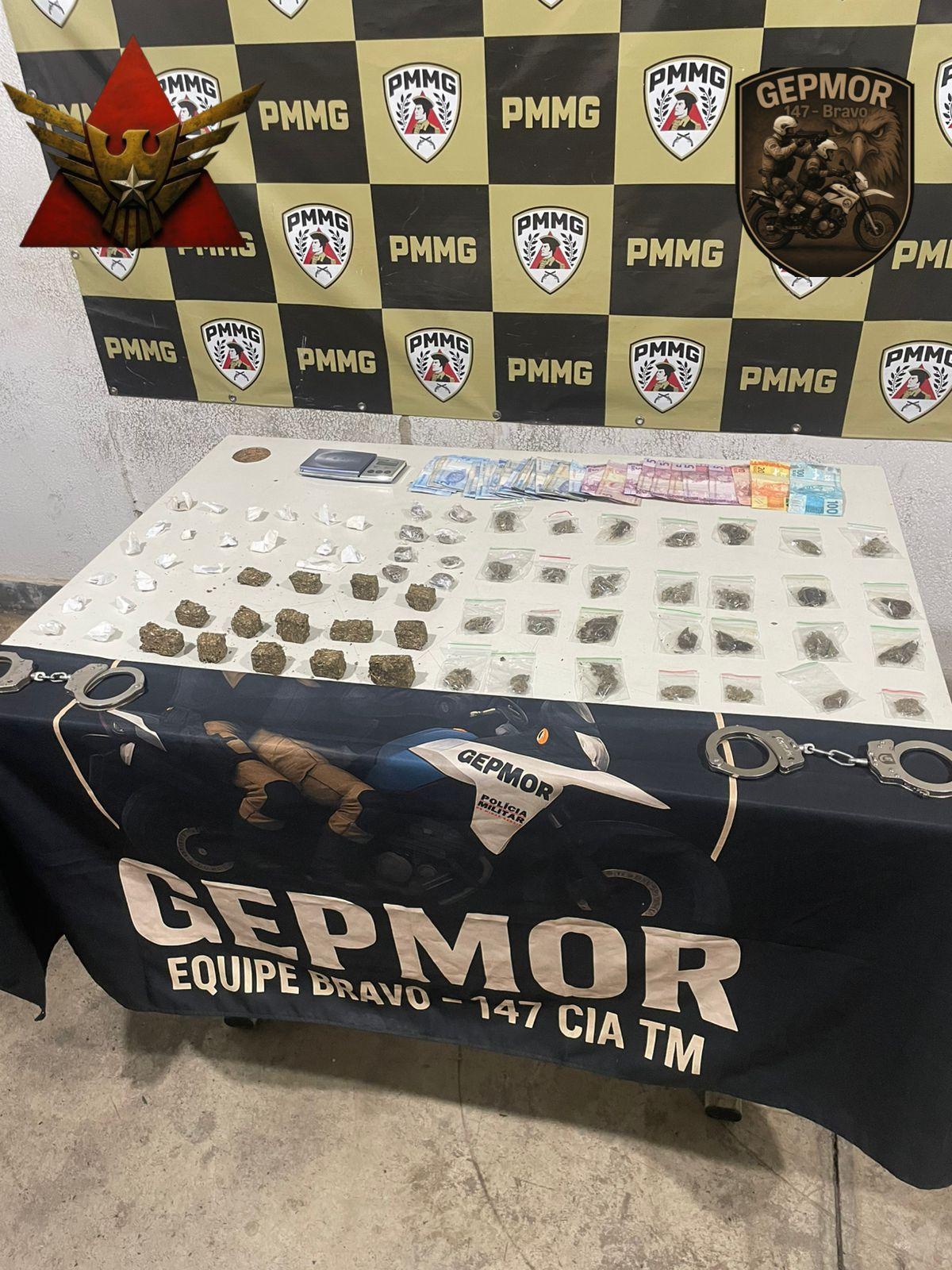 Droga, dinheiro e balança de precisão apreendidos pela PM no Parque São Geraldo. (Foto/Divulgação)