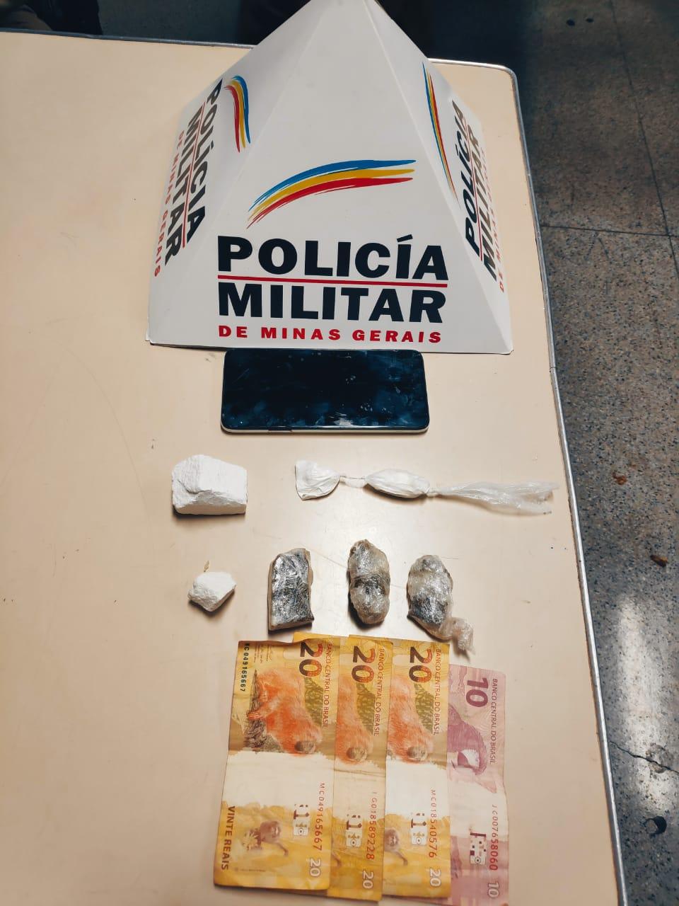 Drogas, dinheiro e celular apreendidos com suspeito de tráfico na modalidade “delivery” em Uberaba. (Foto/Divulgação)
