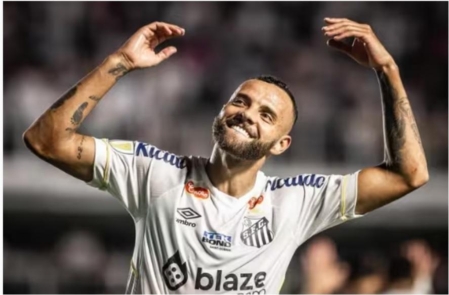 Guilherme ganhou da zaga e cabeceou firme para marcar. Foi o gol da vitória e da explosão de alegria da torcida santista (Foto/Raul Baretta/SFC)