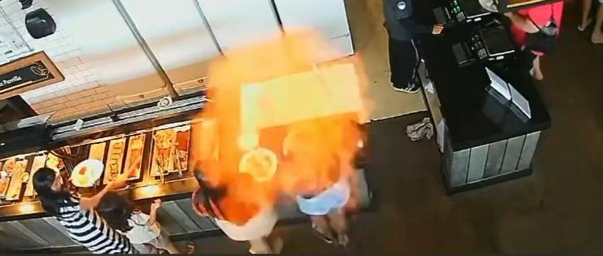 Mulher foi atingida por fogo enquanto se servia (Foto/Reprodução)