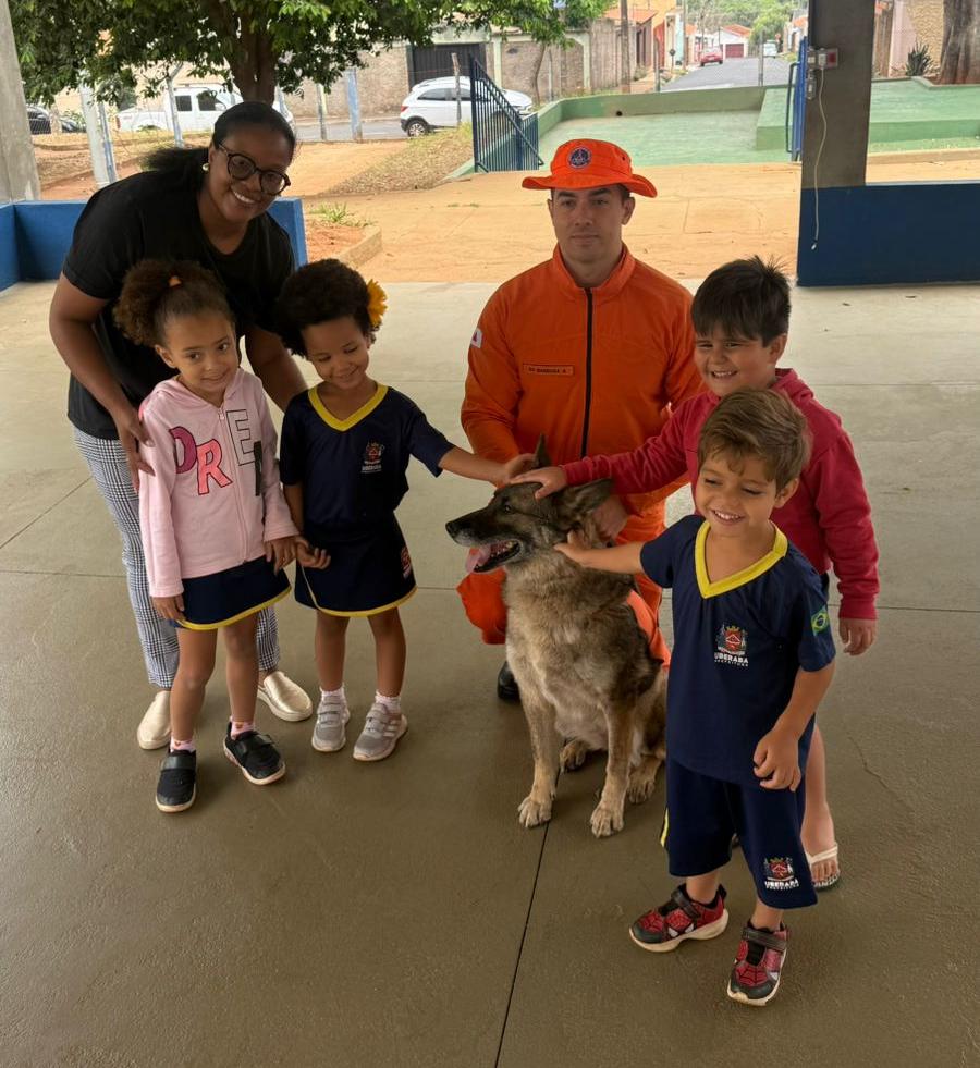 Alunos da Escola Municipal Joãozinho e Maria, localizada no Bairro Morada do Sol, participaram de uma demonstração do canil do batalhão (Foto/Divulgação)