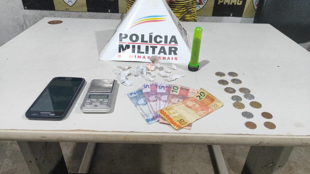 O menor, foi encaminhado, junto com os entorpecentes e demais objetos, para a delegacia. (Foto/Divulgação/PMMG)