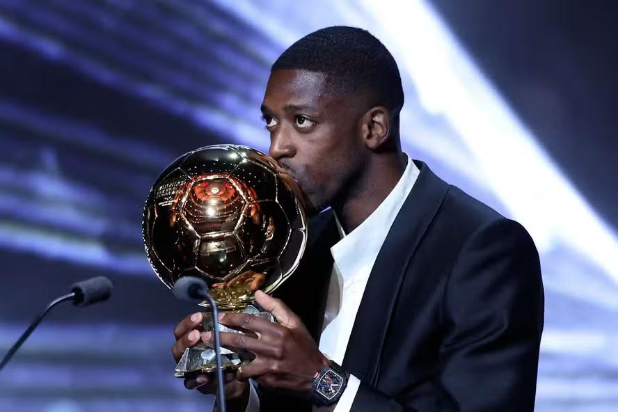 De contestado a melhor do mundo: Dembélé é coroado em Paris com a Bola de Ouro (Foto/Divulgação)