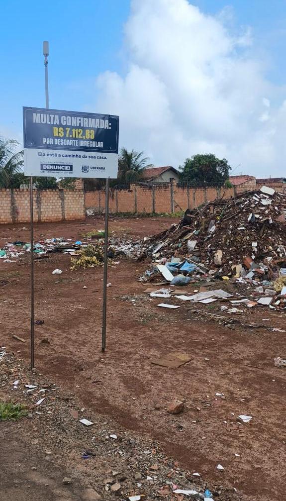Os avisos chamam atenção pela mensagem direta: “Multa confirmada, ela está a caminho da sua casa”, acompanhada do valor da penalidade (Foto/Marcos Machado)
