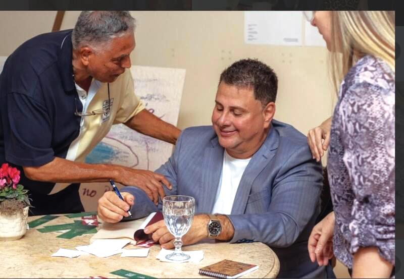 Lineu Domingos Miziara, que recentemente lançou livro em Uberaba e na Bienal do Livro do Rio de Janeiro, acaba de ser contratado pelo Instituto Dante Pazzanese de Cardiologia em São Paulo como neurologista consultor - o único dessa especialidade nessa área de atuação (consultoria) do conceituado hospital do Brasil, o maior em cardiologia. (Foto/Arquivo pessoal)