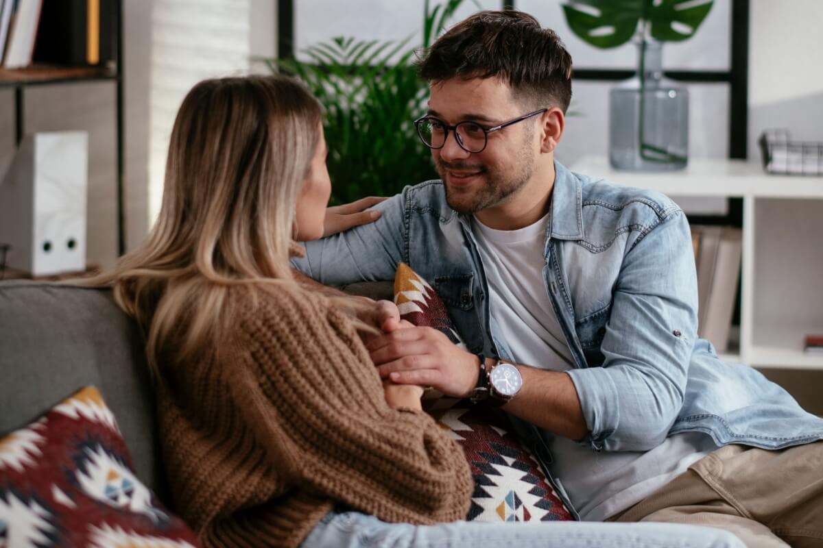 A escuta ativa pode ajudar quem precisa de apoio emocional (Foto/Just Life/Shutterstock)