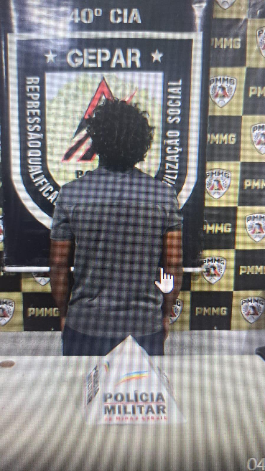 Militares do Gepar localizaram e prenderam homem com mandado em aberto. (Foto/Divulgação/PMMG)