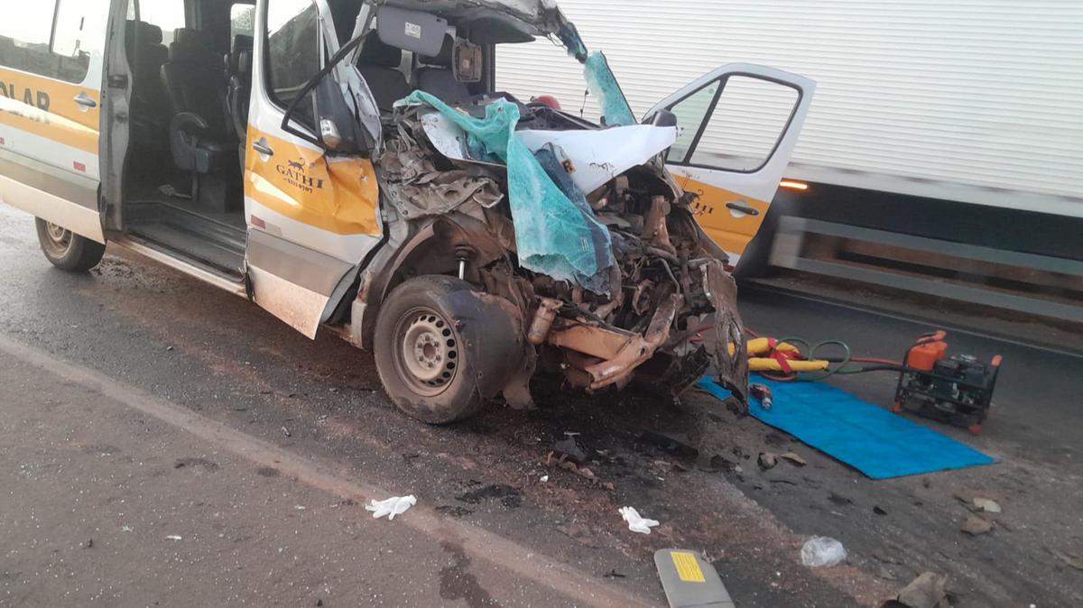 Van da Gathi teve a parte frontal destruída após colidir a um caminhão, na BR-050. (Foto/Reprodução)