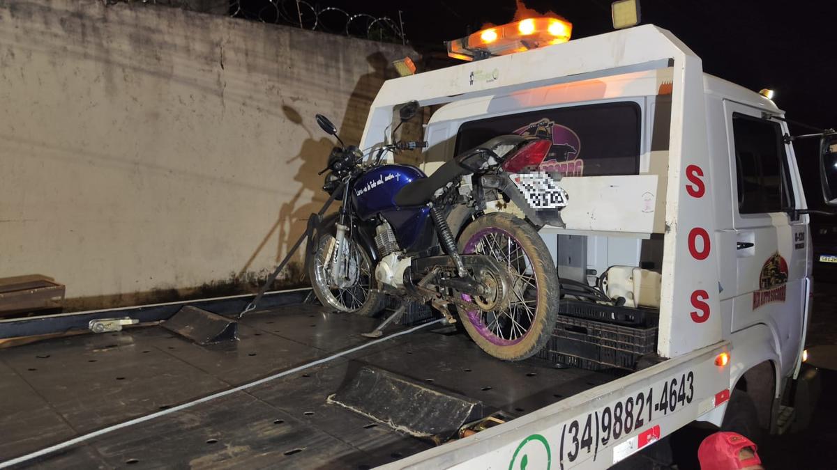 Motocicleta furtada foi recuperada pelo Tático Móvel durante operação em Uberaba; um homem foi preso e levado para a delegacia. (Foto/Divulgação/PMMG)