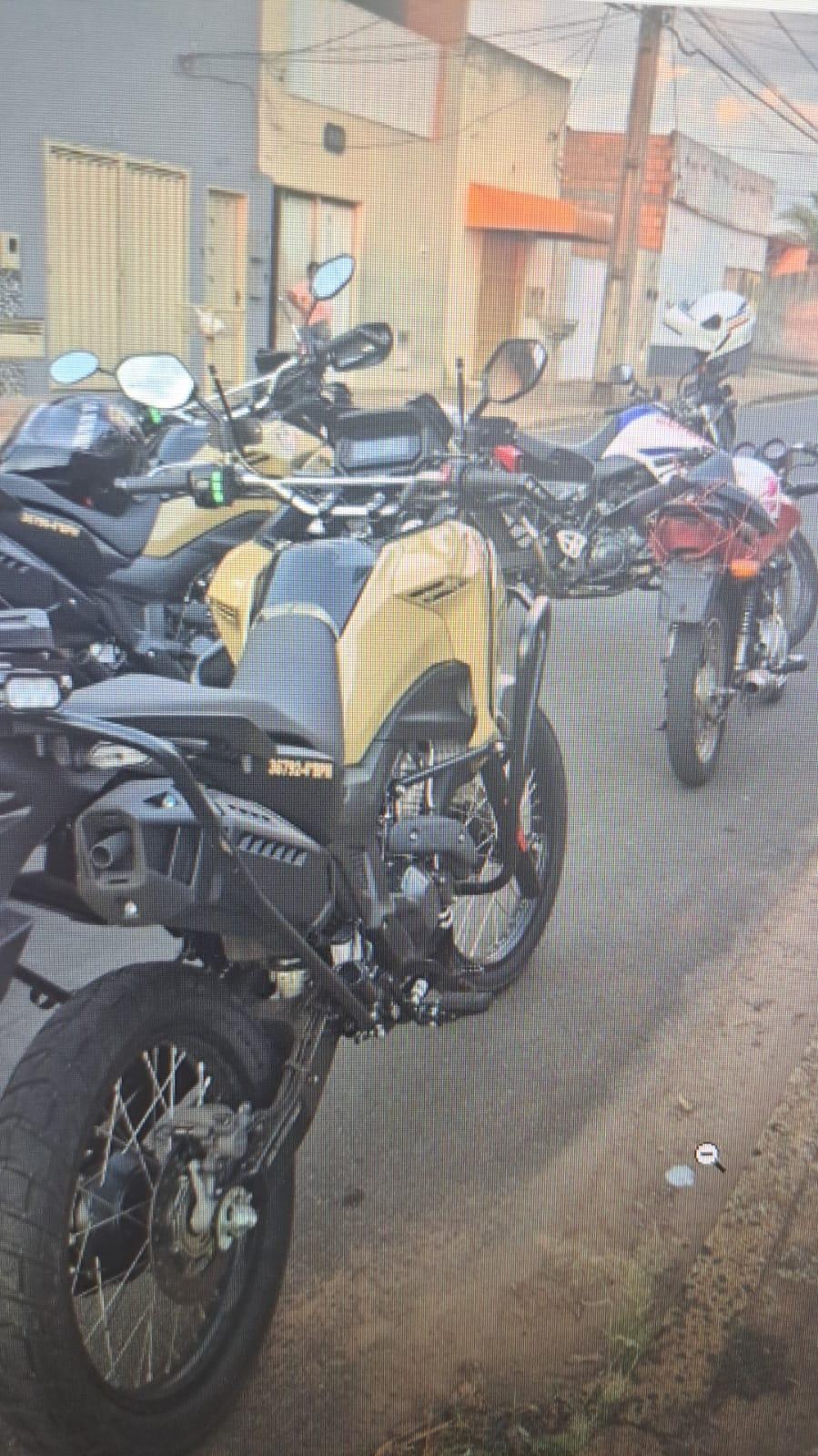 Motocicleta adulterada foi apreendida pelo GEPMOR em Uberaba; menor foi conduzido para a delegacia. (Foto/Divulgação/PMMG)