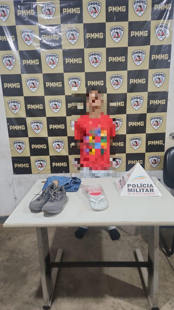 Mulher foi presa em flagrante após invadir residência no bairro Abadia, em Uberaba; objetos furtados foram recuperados pela PM. (Foto/Divulgação/PMMG)