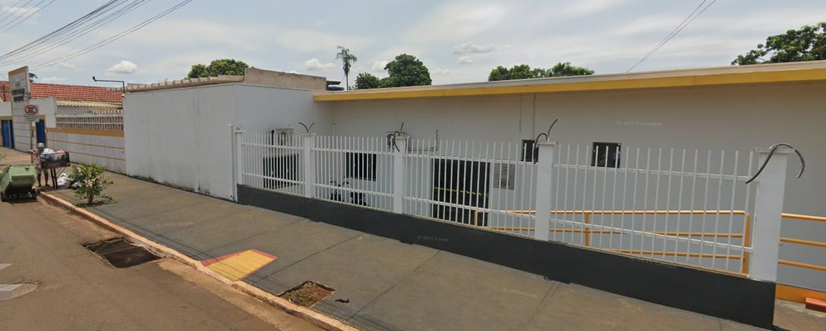 Secretaria de Educação de Delta foi invadida e teve fiação de aparelhos furtada; câmeras de segurança registraram suspeito. (Foto/Maps)