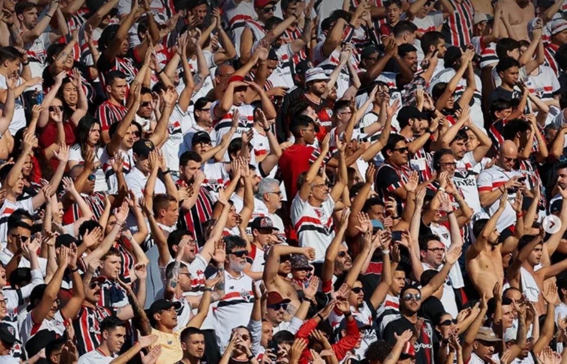 A torcida sabe. A missão é dura: o Tricolor precisa vencer por três gols de diferença para avançar (Foto/Instagram SPFC)