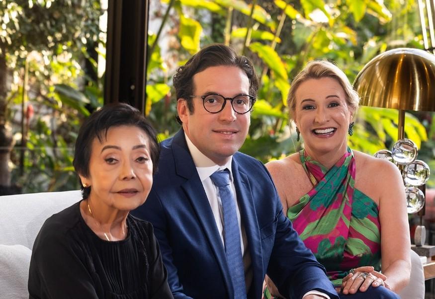 Os médicos Elisabeth Morinaka, Guilherme Carrara e Jane Godoi comemoram os 26 anos da Clínica S.O.U na capa da Revista JM Magazine (Foto/Alex Pacheco)