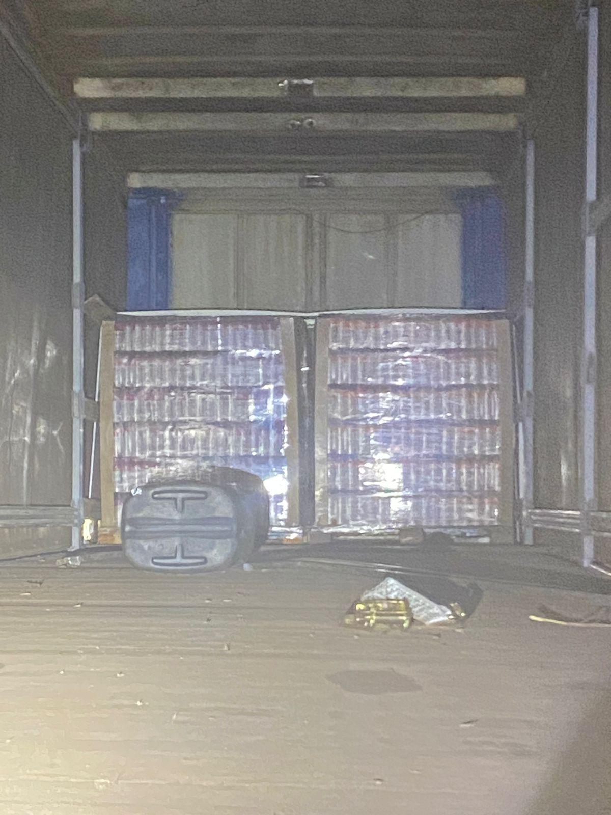 Carga de energéticos recuperada pela PM em carreta abordada na BR-050, em Uberaba. (Foto/Divulgação/PMMG)