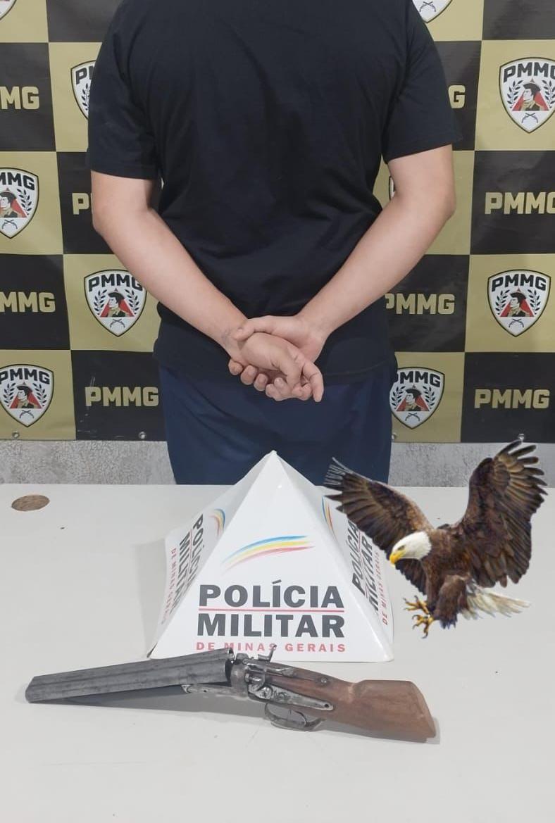 Espingarda de calibre 28 apreendida pela Polícia Militar no bairro Abadia. (Foto/Divulgação/PMMG)