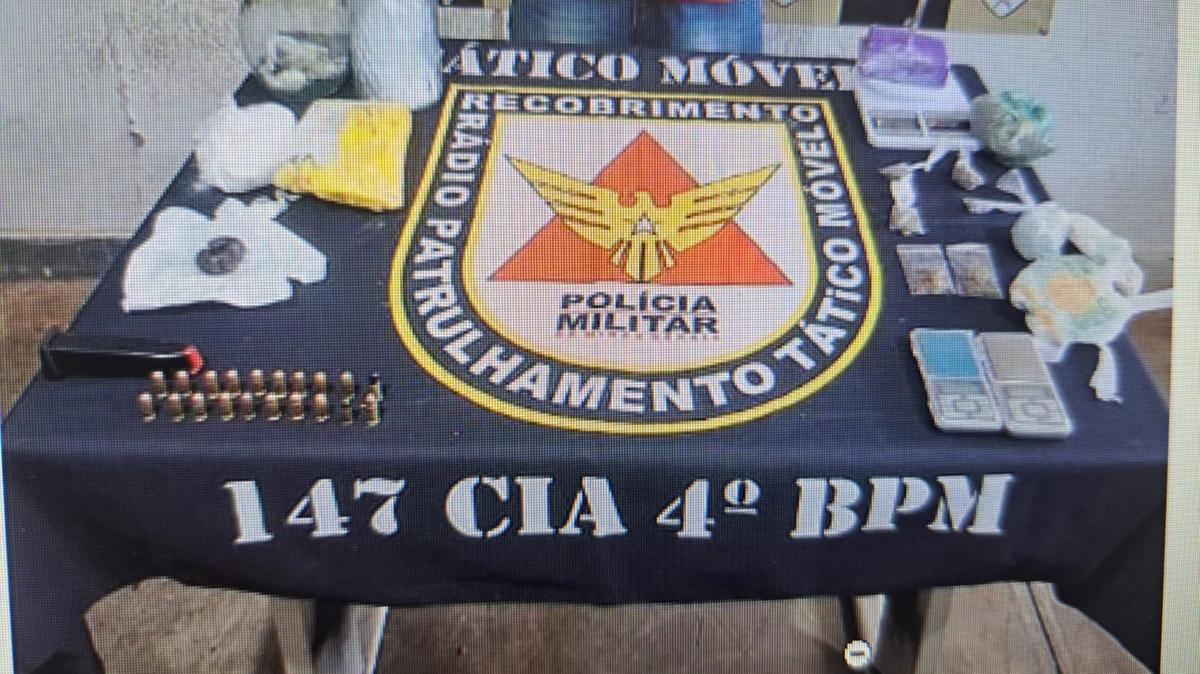 Polícia Militar apreendeu drogas, munições e balanças de precisão em barracão usado por traficante em Uberaba. (Foto/Divulgação/PMMG)