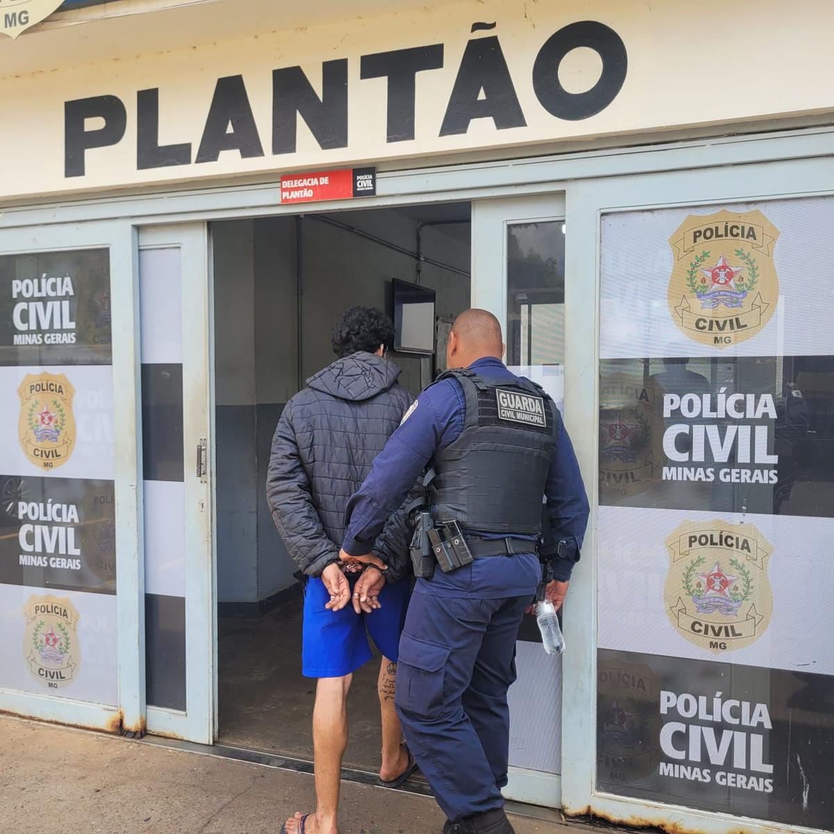 O homem foi abordado e, ao ser questionado, confessou comercializar drogas eventualmente e informou que possui passagens anteriores por tráfico. (Foto/Divulgação/GCM)
