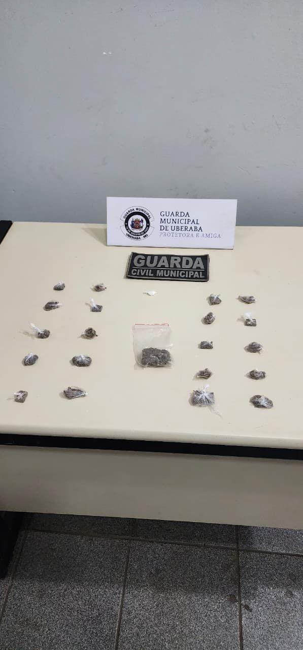 O suspeito tentou fugir ao avistar a viatura e arremessou uma sacola contendo entorpecentes sobre o telhado de uma residência. (Foto/Divulgação/GCM)