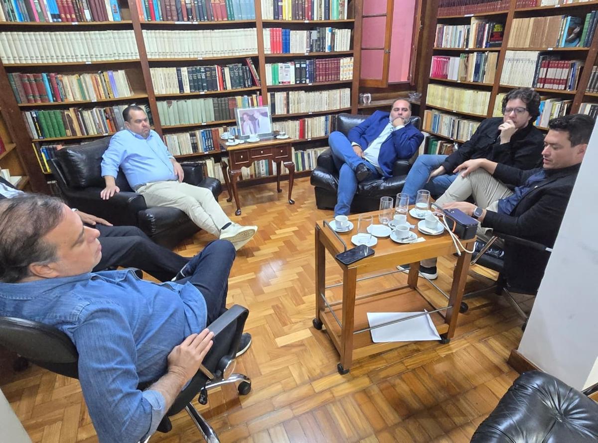 Vereadores Tulio Micheli e Thiago Mariscal e o presidente municipal do PSDB, Tiago Tiveron, reuniram-se com o presidente estadual, deputado federal Paulo Abi-Ackel  (Foto/Divulgação)