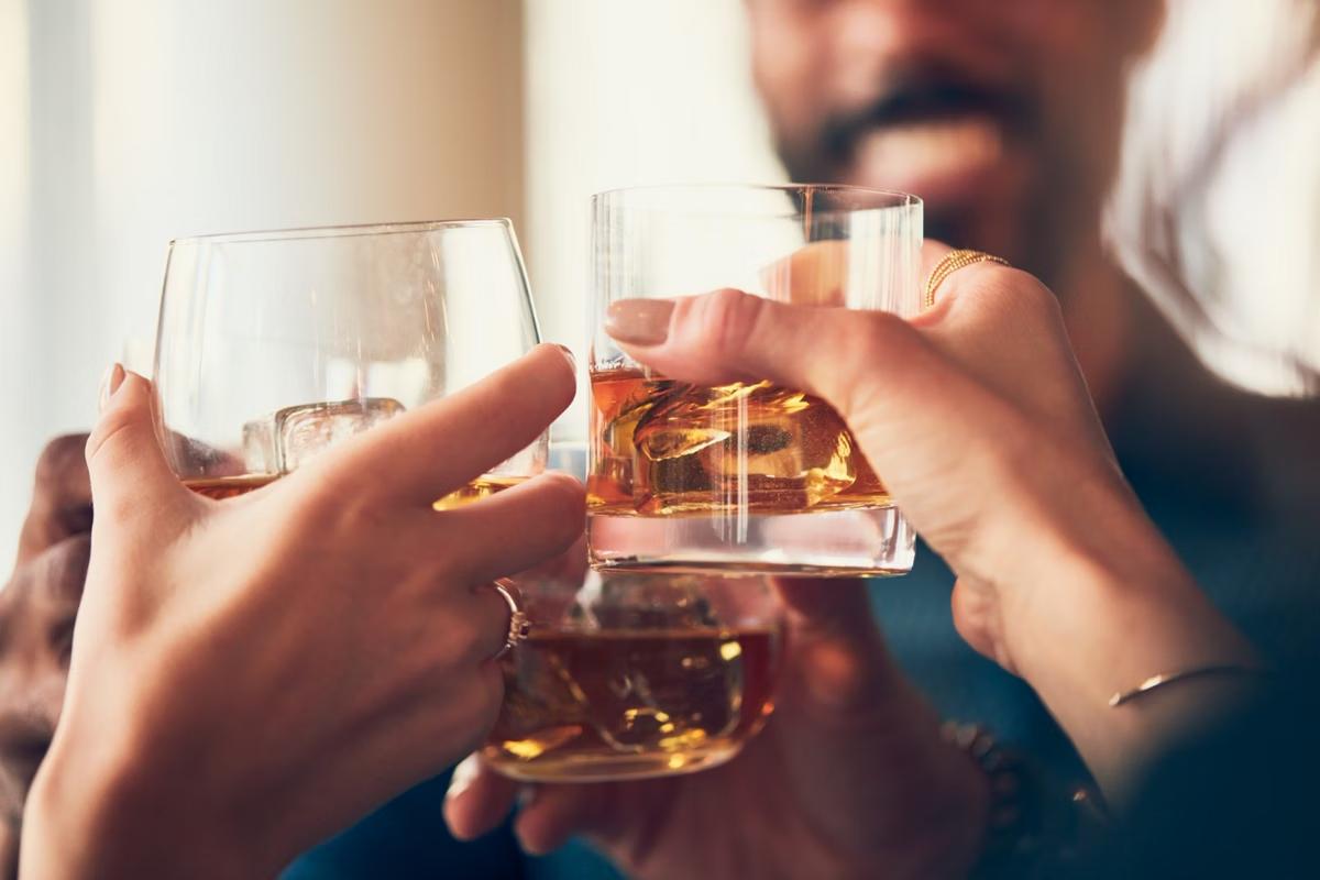 Bebidas alcoólicas falsificadas representam riscos sérios para a saúde (Foto/Reprodução Freepik)