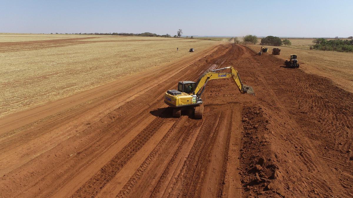 O trecho de aproximadamente um quilômetro da URA 240 recebeu 176 caminhões de material reciclado usados no aterro para compactação da estrada (Foto/Divulgação PMU)