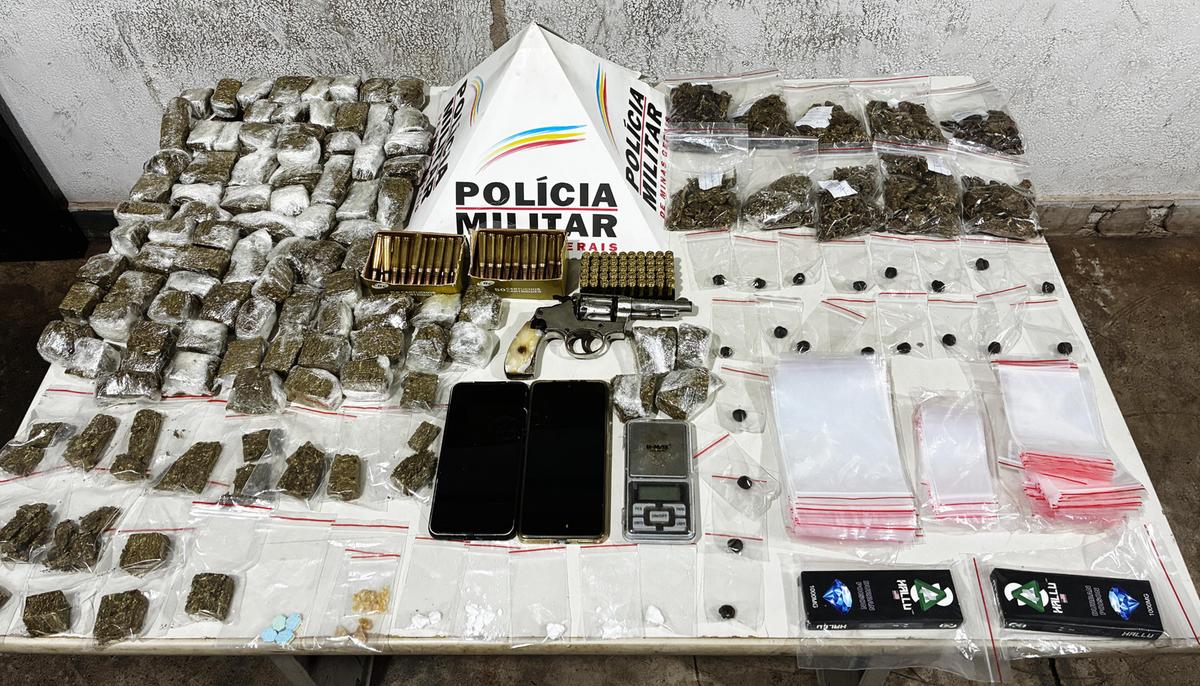 As buscas se estenderam até a residência do autor, onde foi apreendido um revólver calibre 32. (Foto/Divulgação/PMMG)