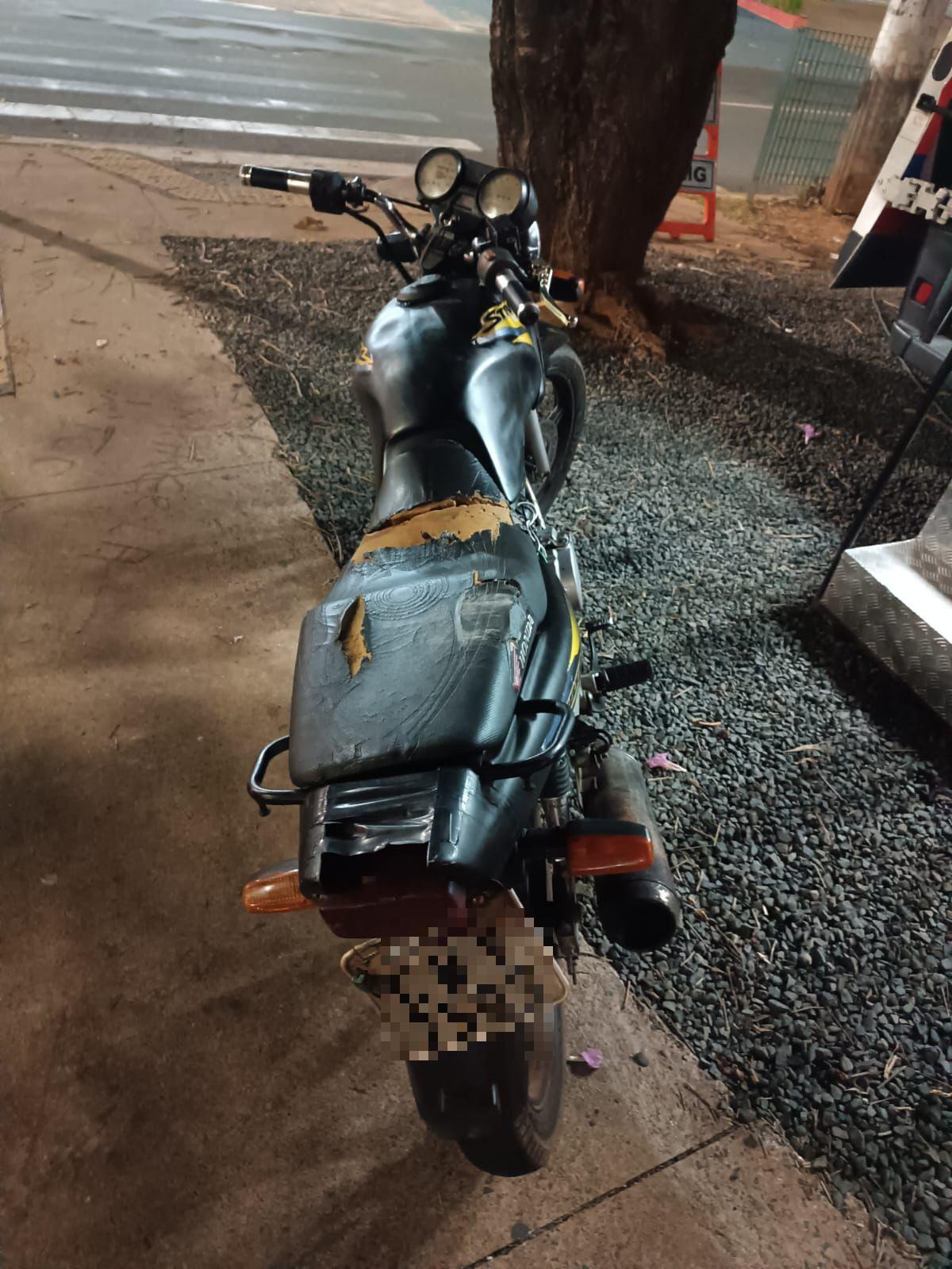 O condutor foi preso em flagrante e a motocicleta removida para o pátio credenciado. (Foto/Divulgação/PMMG)