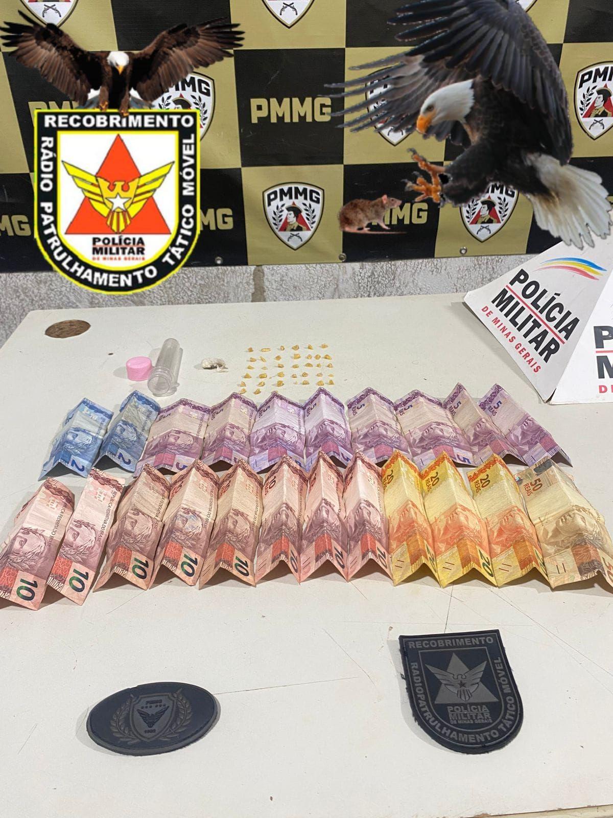 O menor foi conduzido à Delegacia de Polícia Civil, junto com as drogas e o dinheiro (Foto/Divulgação/PMMG)
