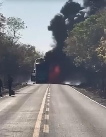 Incêndio em ônibus assusta time do Paracatu, mas todos saem ilesos em Curvelo (Foto/Reprodução)