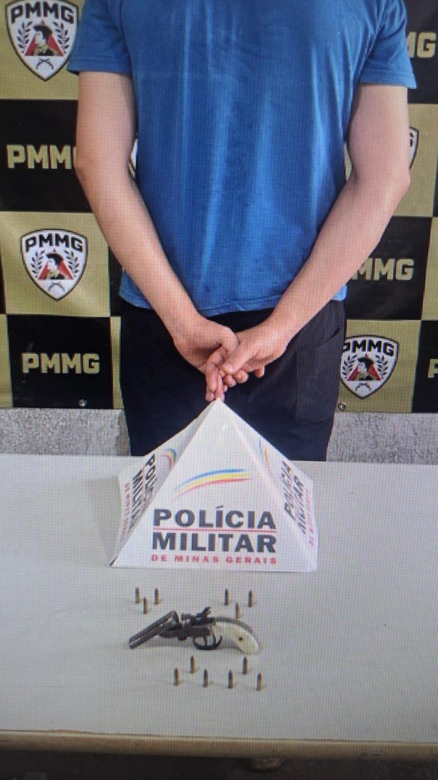 Na abordagem, os militares encontraram uma arma de fogo e 12 munições intactas. (Foto/Divulgação/PMMG)