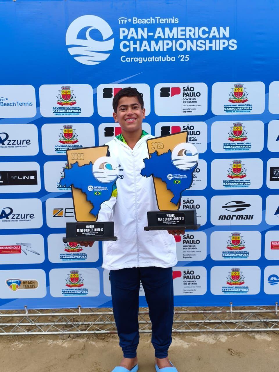 Nicolas representou o Brasil nas categorias sub-12 masculino e sub-12 misto, conquistando o título de campeão em ambas as disputas (Foto/Divulgação)