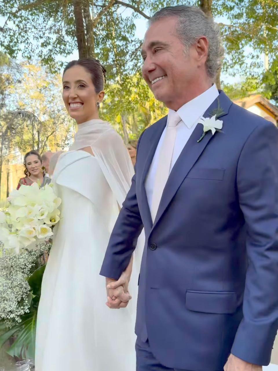 Tess Saud foi a bela noiva do fim de semana, em Itatiba, na foto rumo ao altar ao lado do pai Ricardo Saud. A cobertura completa com todos os detalhes você acompanhar por aqui no <strong>JM</strong> durante toda semana (Foto/Arquivo pessoal)