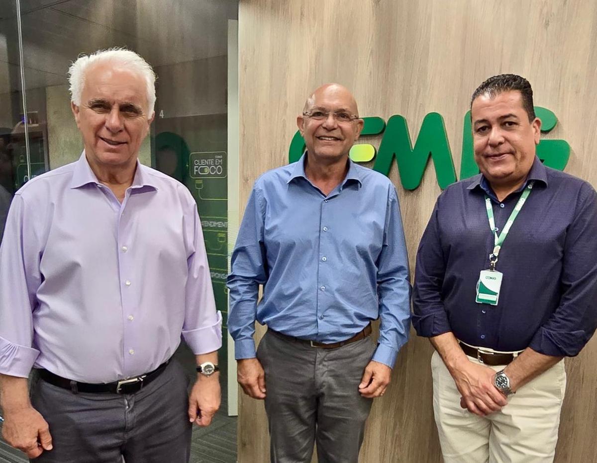 Vereador Luiz da Farmácia levou demanda ao vice-presidente executivo da Cemig, Marcos Montes, para viabilizar dois novos investimentos em Uberaba e ligação de energia para os moradores do bairro rural Paz na Terra. Na foto, Marcos Montes, Luiz e o assessor Alexandre Ribeiro. (Foto/Divulgação)