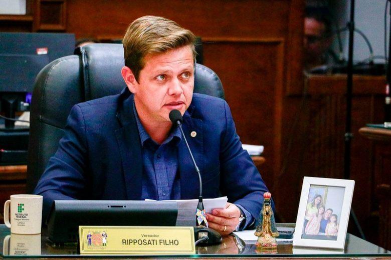 O vereador ressalta a importância de escolher espécies compatíveis com o trânsito e com a segurança urbana, evitando árvores de grande porte que possam causar acidentes (Foto/Divulgação)