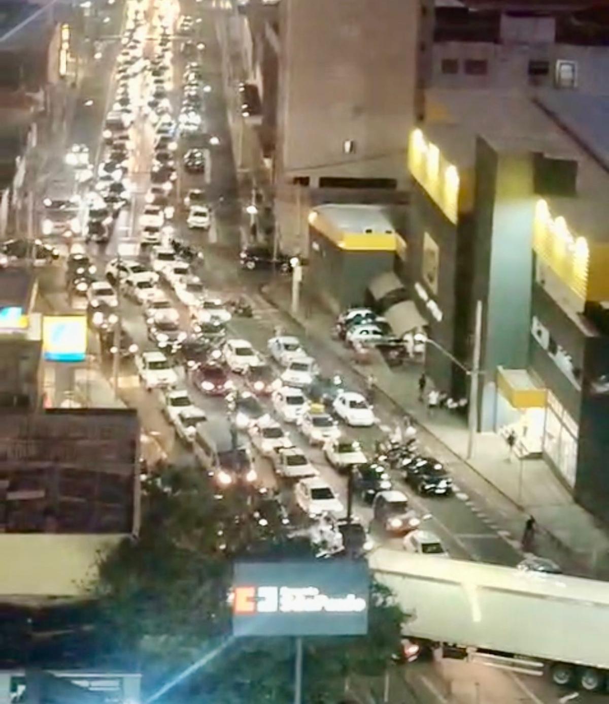 A situação preocupa quem precisa passar diariamente pelo trecho, gerando grandes filas de veículos e atraso para os motoristas (Foto/Reprodução)