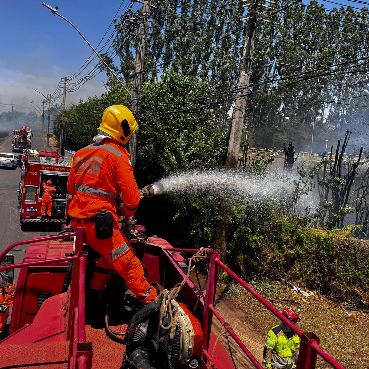 Cerca de 8 mil litros de água foram utilizados no combate às chamas (Foto/Divulgação)
