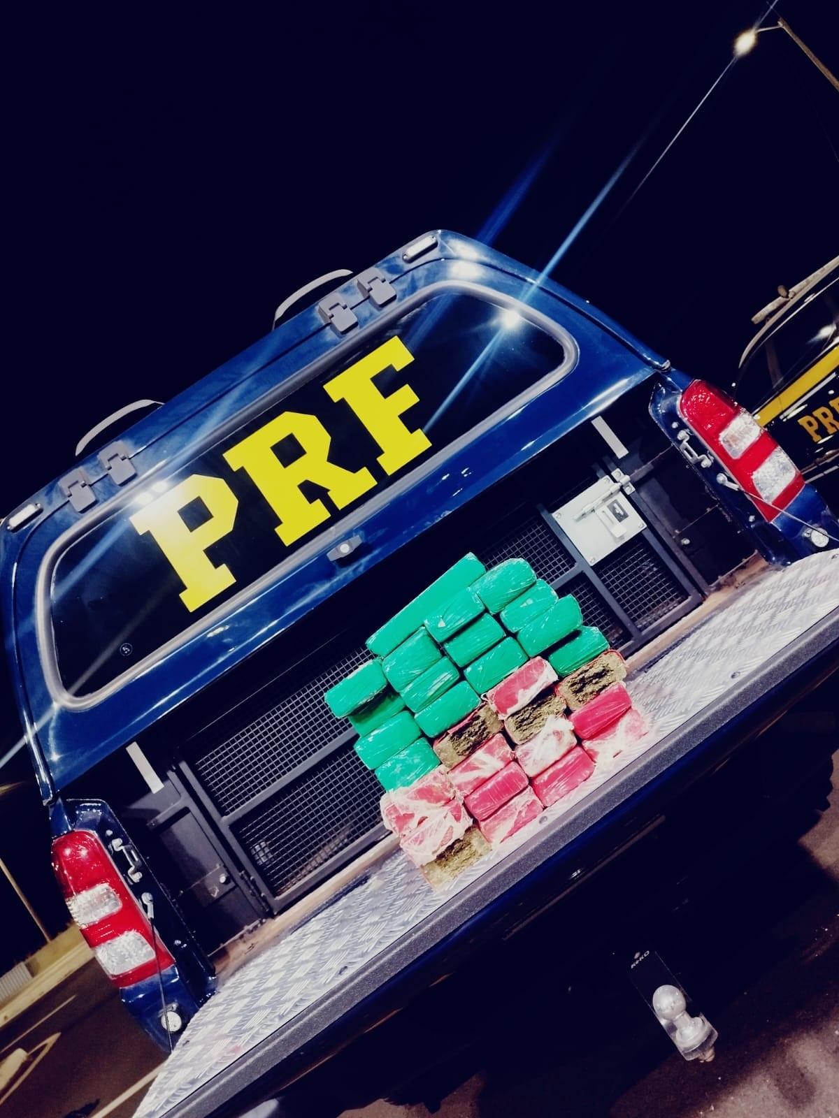 Agentes da PRF apreenderam cerca de 35 quilos de maconha que estavam escondidos em um Fiat Idea, conduzido por homem de 34 anos pela BR-050  (Foto/Divulgação)