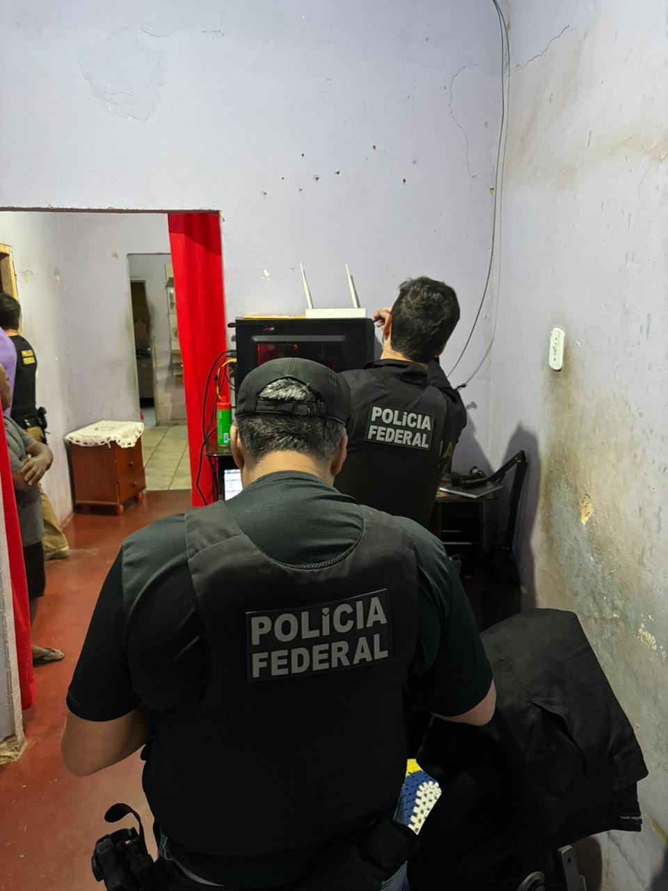 Durante a ação, foram apreendidos equipamentos de informática e um aparelho celular. Todo o material recolhido será submetido à perícia técnica (Foto/Divulgação)
