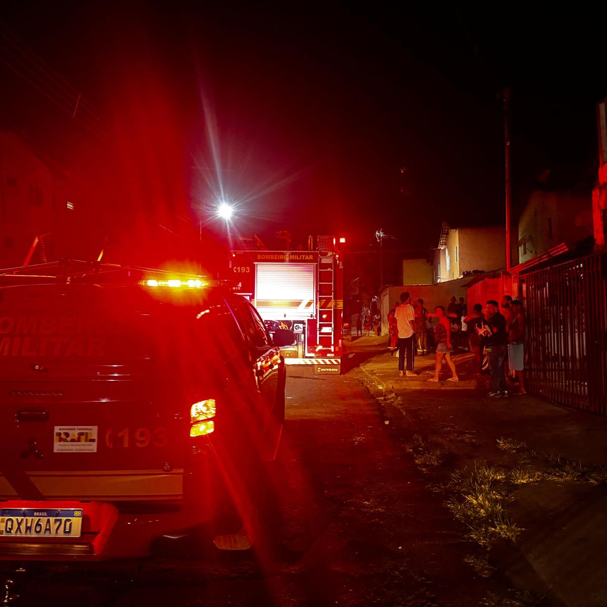 Após o controle do princípio de incêndio e a recusa do morador em receber atendimento médico, as equipes se retiraram do local (Foto/Divulgação)