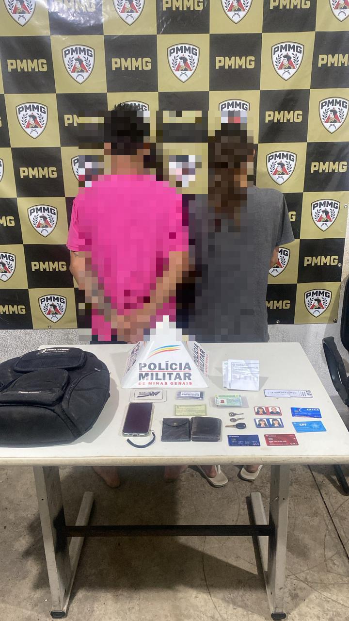 Documentos, cartões e celular furtados de idoso foram recuperados pela PM. (Foto/Divulgação/PMMG)