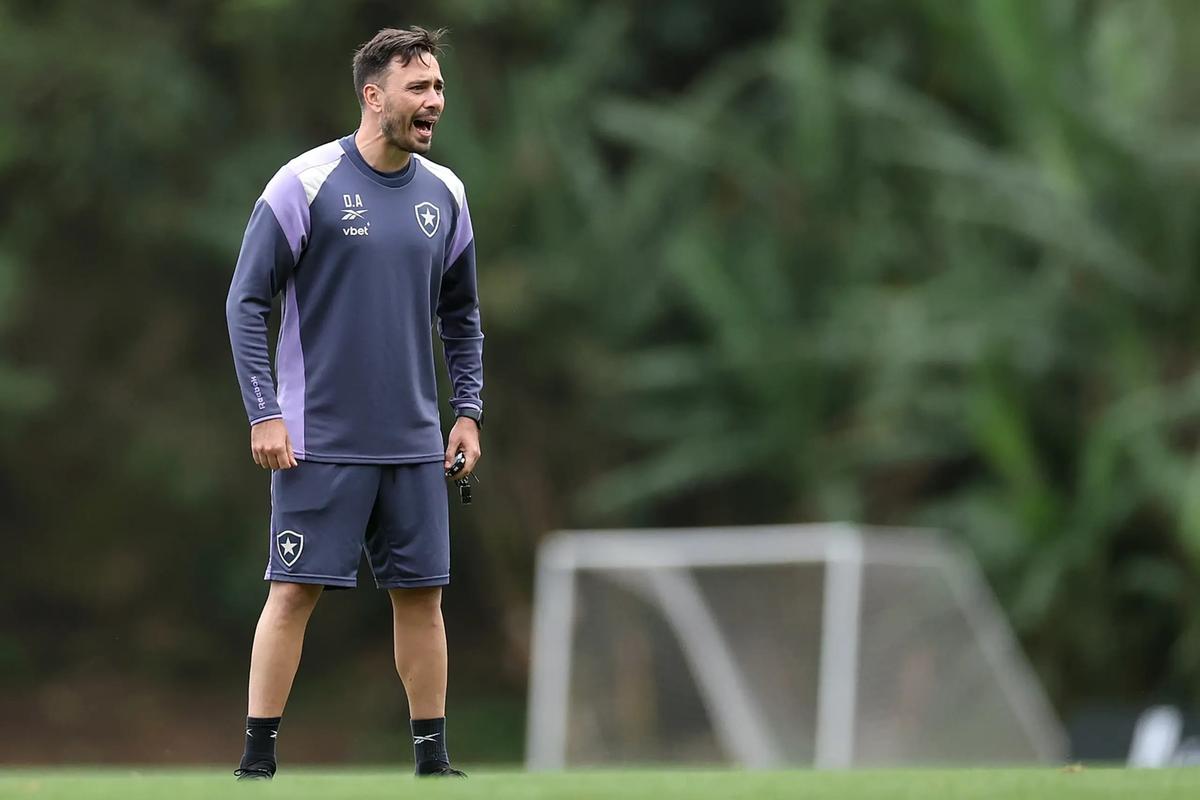 Davide Ancelotti está pressionado no comando do Botafogo (Foto/Vitor Silva-BFR)