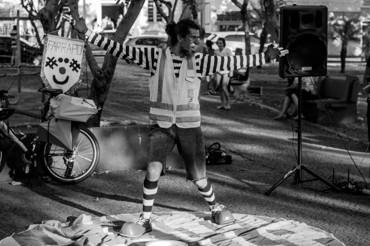 O Palhaço ciclo-viajante Farrapo constrói suas apresentações a partir de improvisações e pesquisa cênica, ocupando espaços públicos de forma poética e democrática. (Foto/Arthur Carvalho)