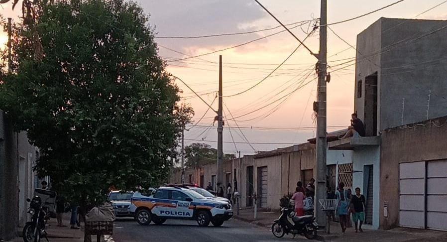 Polícia Militar e Perícia Técnica da Polícia Civil registraram homicídio no bairro Isabel do Nascimento e o corpo da vítima foi encaminhado ao Posto de Medicina Legal (Foto/Divulgação)