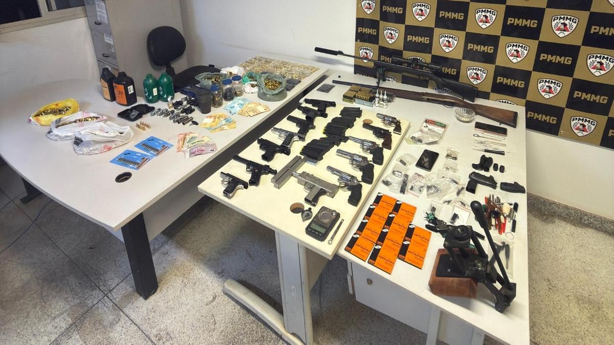 O arsenal incluía também lunetas e silenciadores de ruído, reforçando a gravidade da atividade criminosa e indicando estrutura capaz de abastecer o mercado ilegal de armas (Foto/Divulgação)