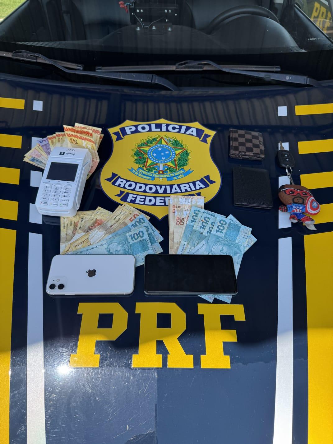 De acordo com as autoridades, os criminosos, de 31 e 39 anos, ambos naturais de São Paulo, haviam aplicado golpes no dia anterior (1º) e seguiam em um veículo Renault Kwid branco, sentido Uberaba (Foto/Divulgação)