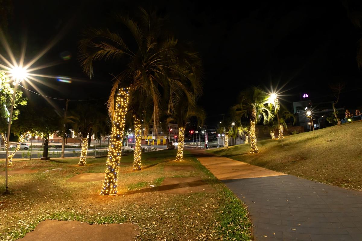 Praça da igreja Santa Rita já recebeu parte da iluminação e ainda terá um túnel de luzes que a ligará ao Mercado Municipal  (Foto/Divulgação)