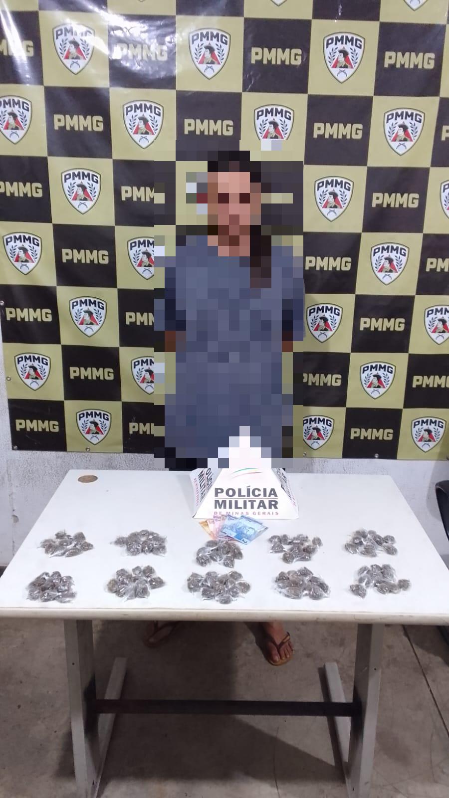 O homem foi flagrado vendendo drogas próximo a bares da região central de Uberaba. (Foto/Divulgação/PMMG)