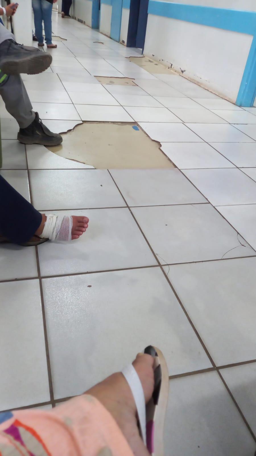 Uma das denunciantes contou ter presenciado familiares de um paciente o carregando no colo até o atendimento, por falta de condições estruturais adequadas. (Foto/Reprodução)